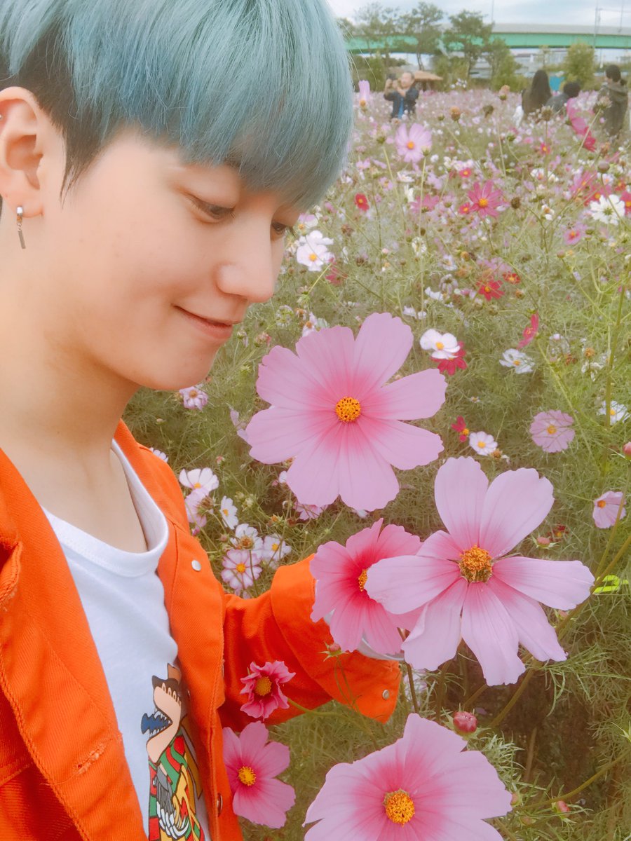 ONF_members's tweet photo. [#제이어스] 여러분 연휴 잘 보내고 있나요 ?! 저는 정말정말 오랜만에 꽃구경했어요 ! 🌷🌸🌹🌼
남은 연휴도 아프지말고 즐거운휴가 보내요 ! ❤️
Ps.요즘 날씨가 추웠다 더웠다 해서 옷입기 애매할땐 뜨듯한 겉옷 가지고 다니세요~😝 https://t.co/ZuB8oNvxgJ