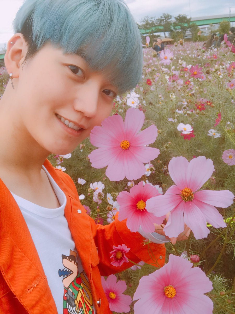 ONF_members's tweet photo. [#제이어스] 여러분 연휴 잘 보내고 있나요 ?! 저는 정말정말 오랜만에 꽃구경했어요 ! 🌷🌸🌹🌼
남은 연휴도 아프지말고 즐거운휴가 보내요 ! ❤️
Ps.요즘 날씨가 추웠다 더웠다 해서 옷입기 애매할땐 뜨듯한 겉옷 가지고 다니세요~😝 https://t.co/ZuB8oNvxgJ