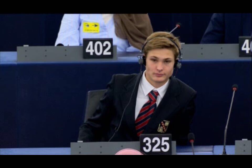 ZenitEuroscola's tweet photo. Lucas asked a politician about european polititics and home affairs. @ViaroSchool @euroscola2017 https://t.co/ycSe9z9wOY