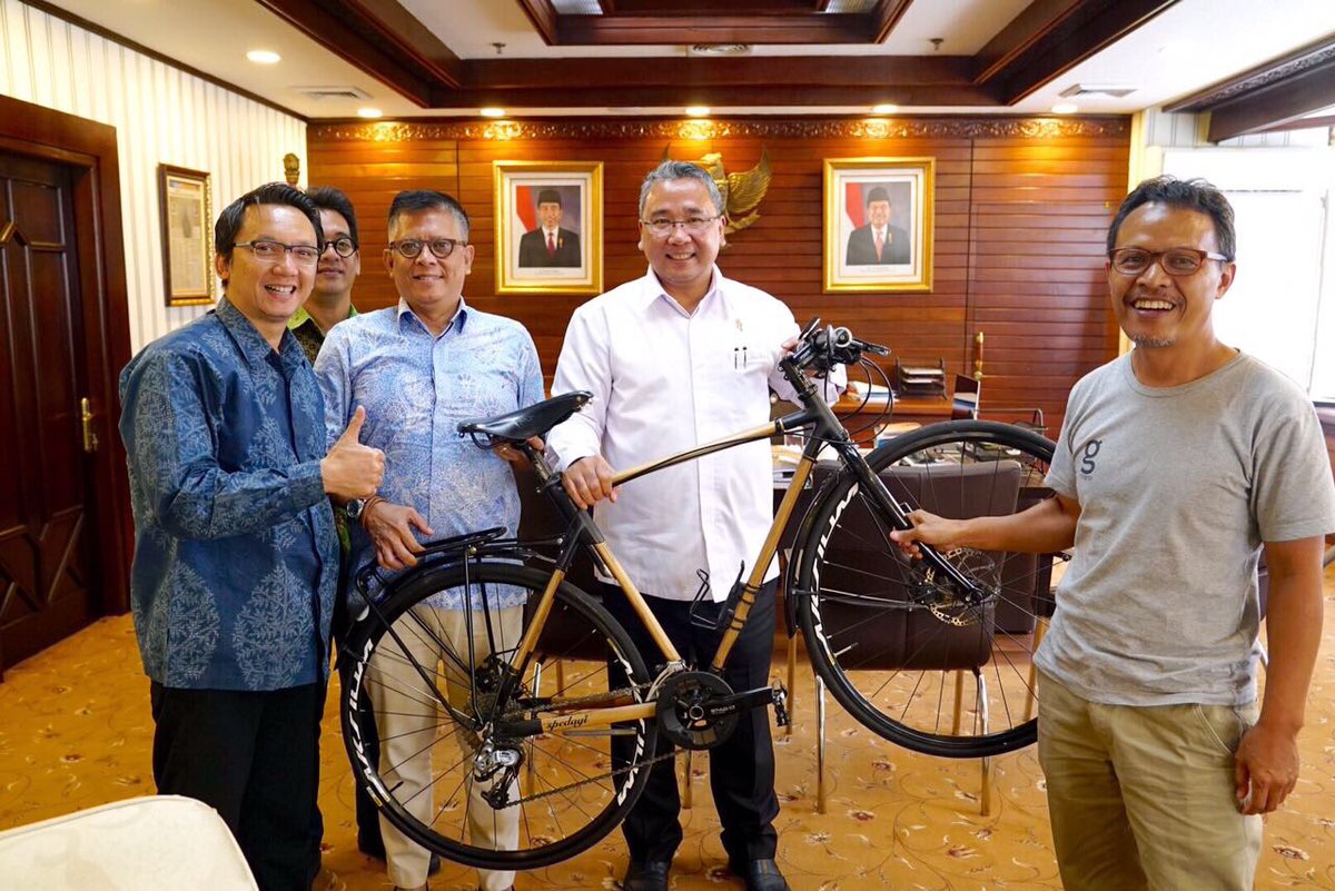 Mendes PDTT mengapresiasi Gerakan Inovasi <a href="/spedagi/">spedagi</a> dengan produk unggulannya "Sepeda Bambu" yang berbasis sumber daya desa 🚴🏼