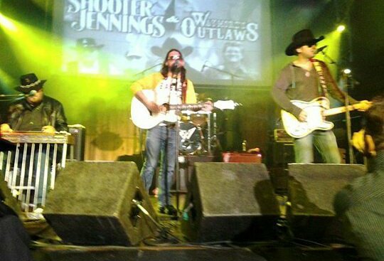Loraleilanier's tweet photo. It's finally FRIDAY! Wake up and crank up @ShooterJennings #woohoo #shootersuperfan #bcrrules https://t.co/4sEoseefo5