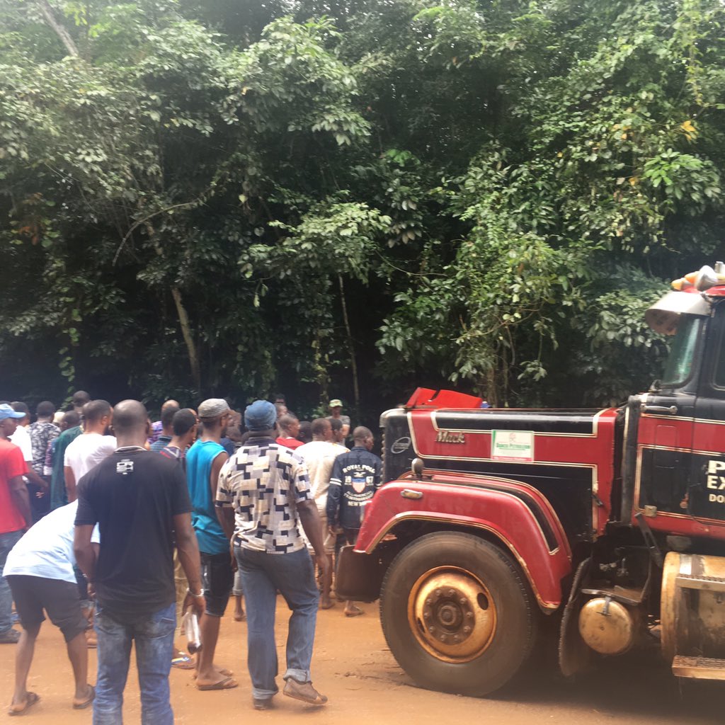 Jadonis13's tweet photo. I had a terrible experience on my way to Ekpoma yesterday. The bad state of Ugoneki/Ujiogba road. #Edogov @channelstv @iWitnessCTV https://t.co/pzhfC6zMgR