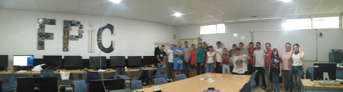 AlmudenaZapata's tweet photo. Hicimos nuestras gafas creativas @pazfdevera otro año más. Ilusión y creatividad claves para este reto @FPIC_QUEIPO https://t.co/0d1OiUXAxg
