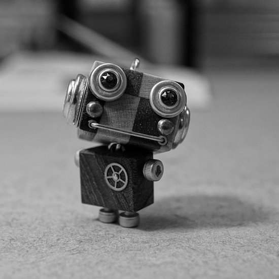 マサノヴァアート 万年筆を製作するときに使用するペン軸素材と天然木 工業製品部品 ネジ ボルト 時計 パーツなど を使用した新しいキャラクター 素材のカットから研磨 天然蜜ロウワックスでの磨きなど一つひとつ手作りで製作 マサノヴァアートの新しい