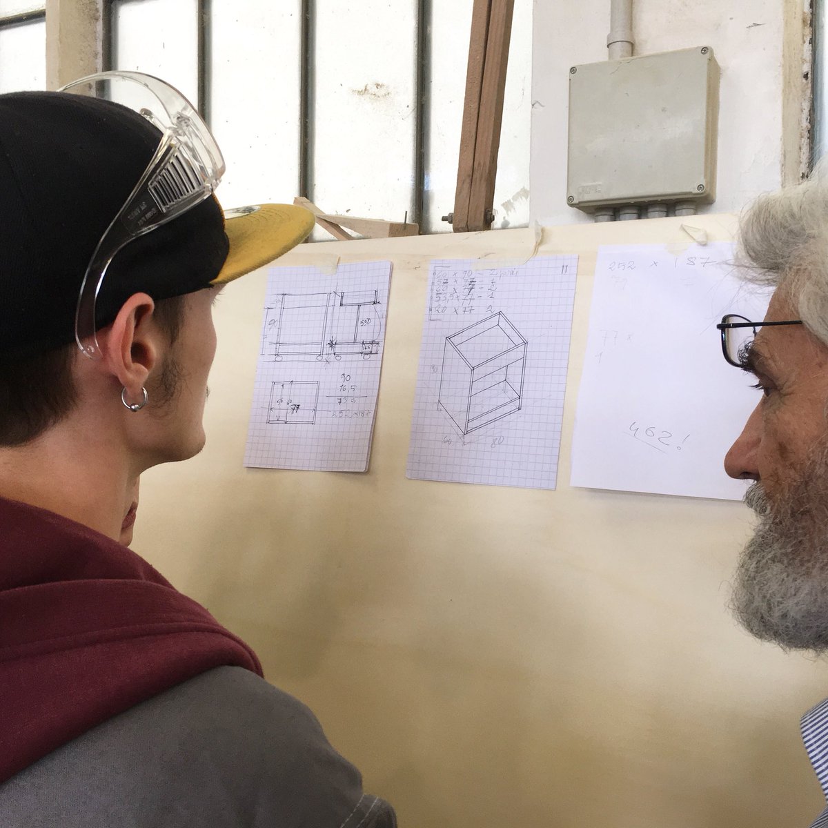 Gli studenti del percorso per #operatoreartistico con i prof schiavon e torelli progettano un #mobile in #legno e la sua realizzazione