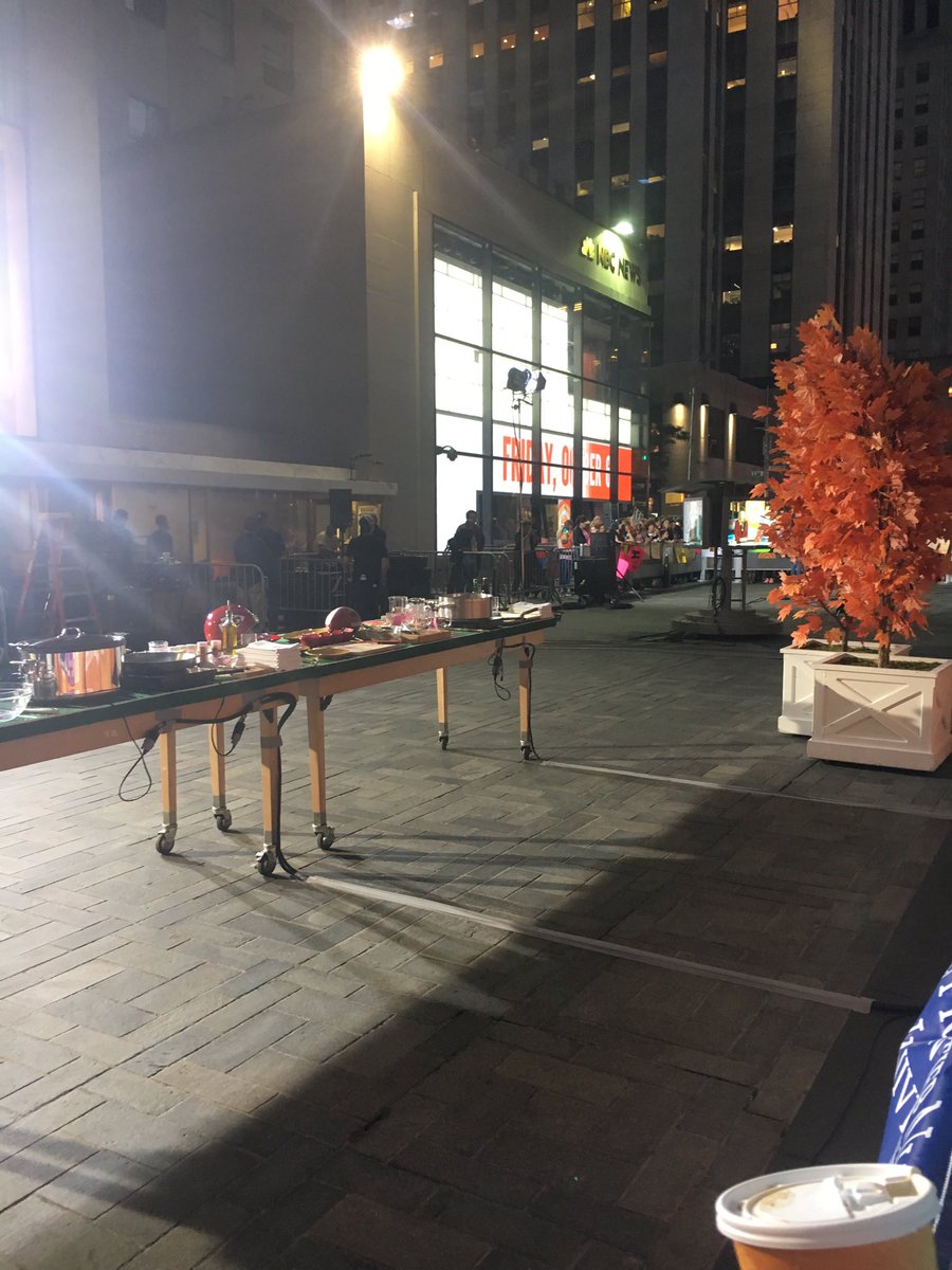 LinzyCrawford's tweet photo. @TODAYshow BROAD RUN DECA IS HERE AND READY #PinkFamily 💖🎀💗💞 https://t.co/zQnrrwsuoI