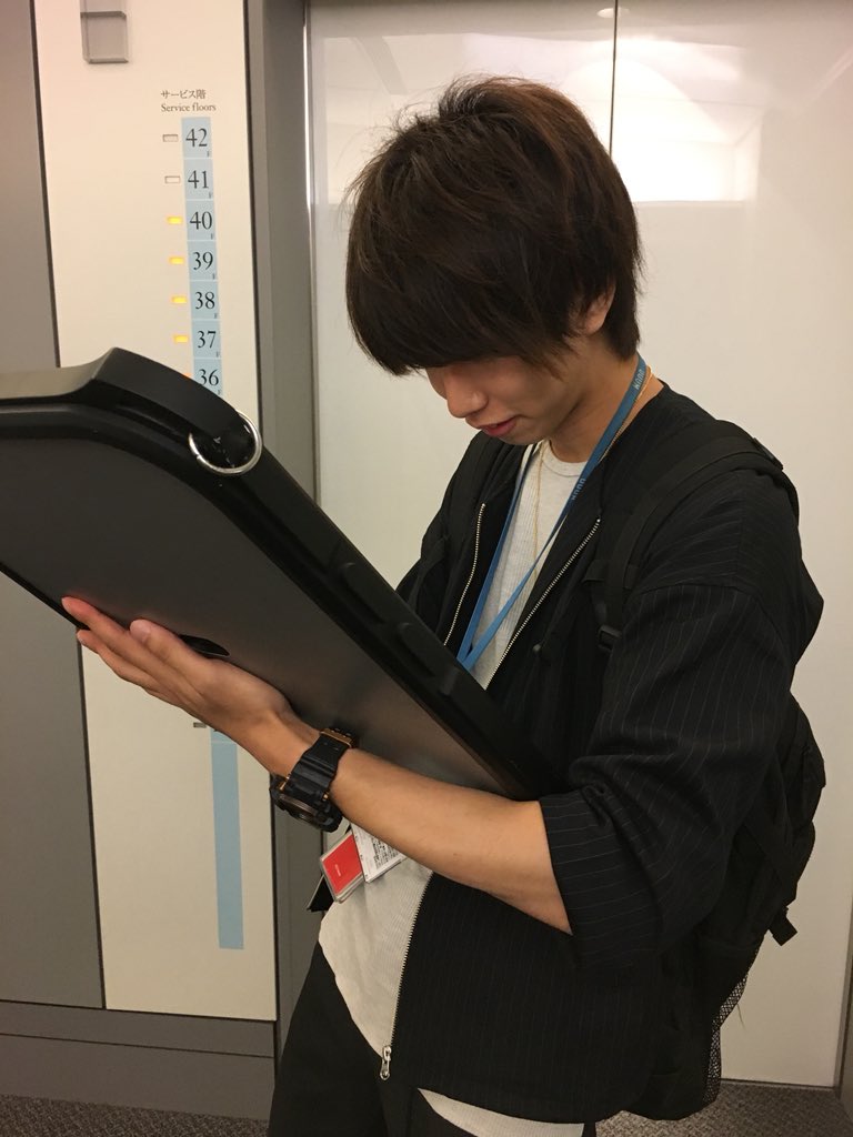 Youtuberはじめしゃちょーさん 38万円で世界最大のスマホケースを特注 実際に使ってしまう ガールズちゃんねる Girls Channel