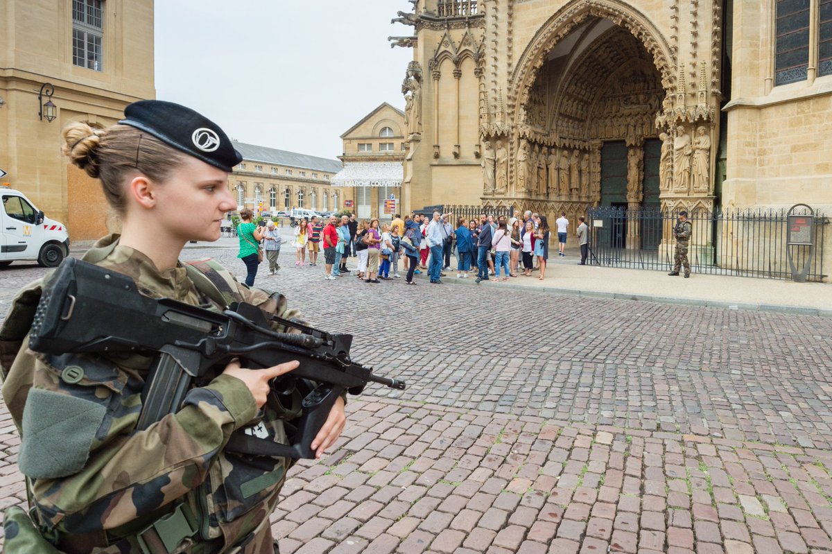 armeedeTerre's tweet photo. @florence_parly @Defense_gouv @regiongrandest @MoselleCD57 @PrefetMoselle @3eDivision @NicoleTrisse @lerepu @F3Lorraine @SirpaMetz @LORACTU @Bouygues_C Engagé massivement en Opex et Opint, le #16BC a déployé 33 sections dans l'opération #Sentinelle en 2017. https://t.co/cTW4Pb7mRX