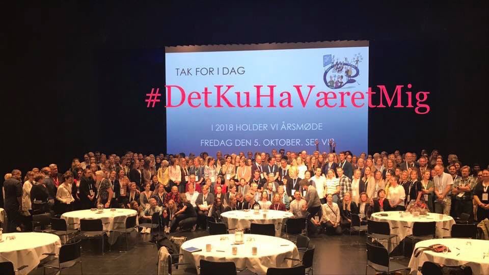 NielsSaxtrup's tweet photo. #DSAM2017 Flere hundrede læger på DSAMs årsmøde: urimelig dom til yngste læge pga systemfejl. #detkuhaværetmig https://t.co/h6webtZ59j