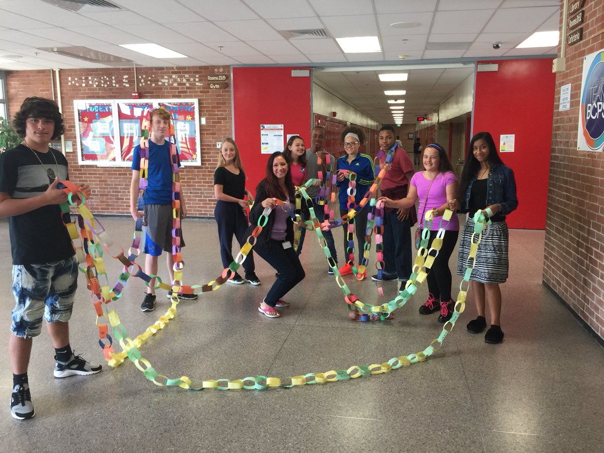 Our <a href="/MRMSlions/">Middle River Middle</a> know how to #BCPSBeKind! Ss displaying chains of kindness w/ <a href="/lmussini1/">Lea Mussini</a>! 💞 <a href="/BCPScounseling/">BCPSSchoolCounseling</a> @CbyersChristina @willbateszone3
