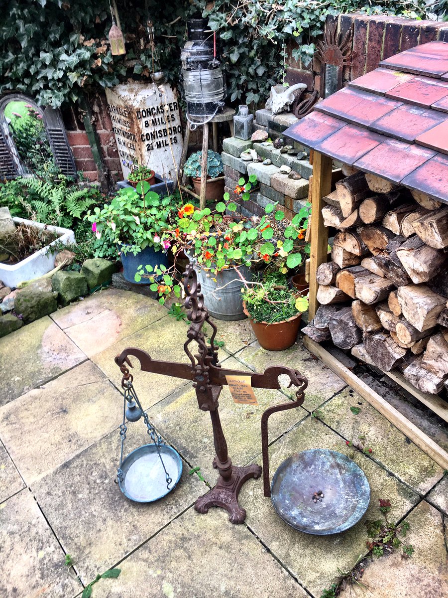 NorthernBstard's tweet photo. Picked up these scales while I was in Shaftesbury the other day, had to cart em all the way up Gold Hill 
Felt a bit like the Hovis kid 😆 https://t.co/ygpKZznXJu