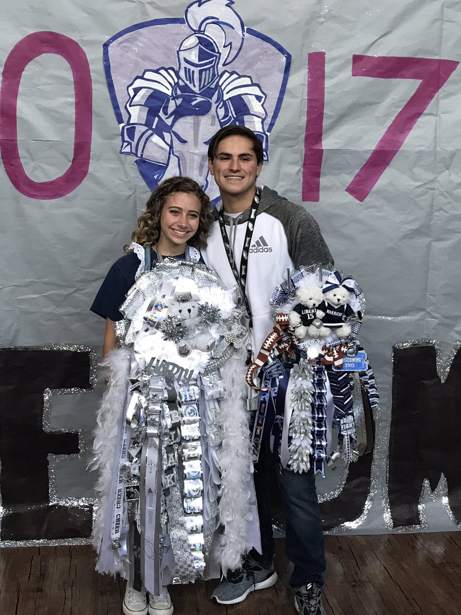 LibertyArgyle's tweet photo. Oh mama look at these mums! Having so much fun today on Navy/Gray Day! Happy Homecoming! #LCSHoco2017 https://t.co/g9SN0Blrmg