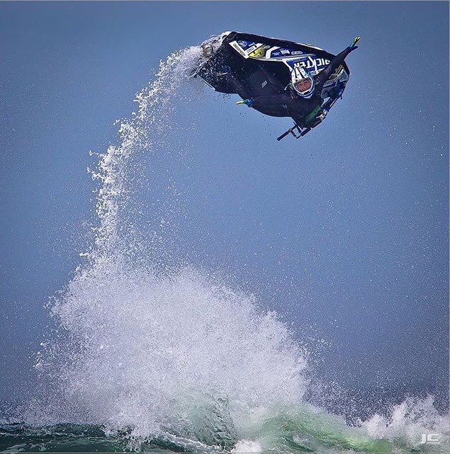 JetPilotUSA's tweet photo. The art of flight, executed to perfection by Mark Gomez   #LiveRideEscape #jetpilotusa #jetpilotcompany  #pwc #jetski #wakelife #blowsion https://t.co/XMVdu3V8tY