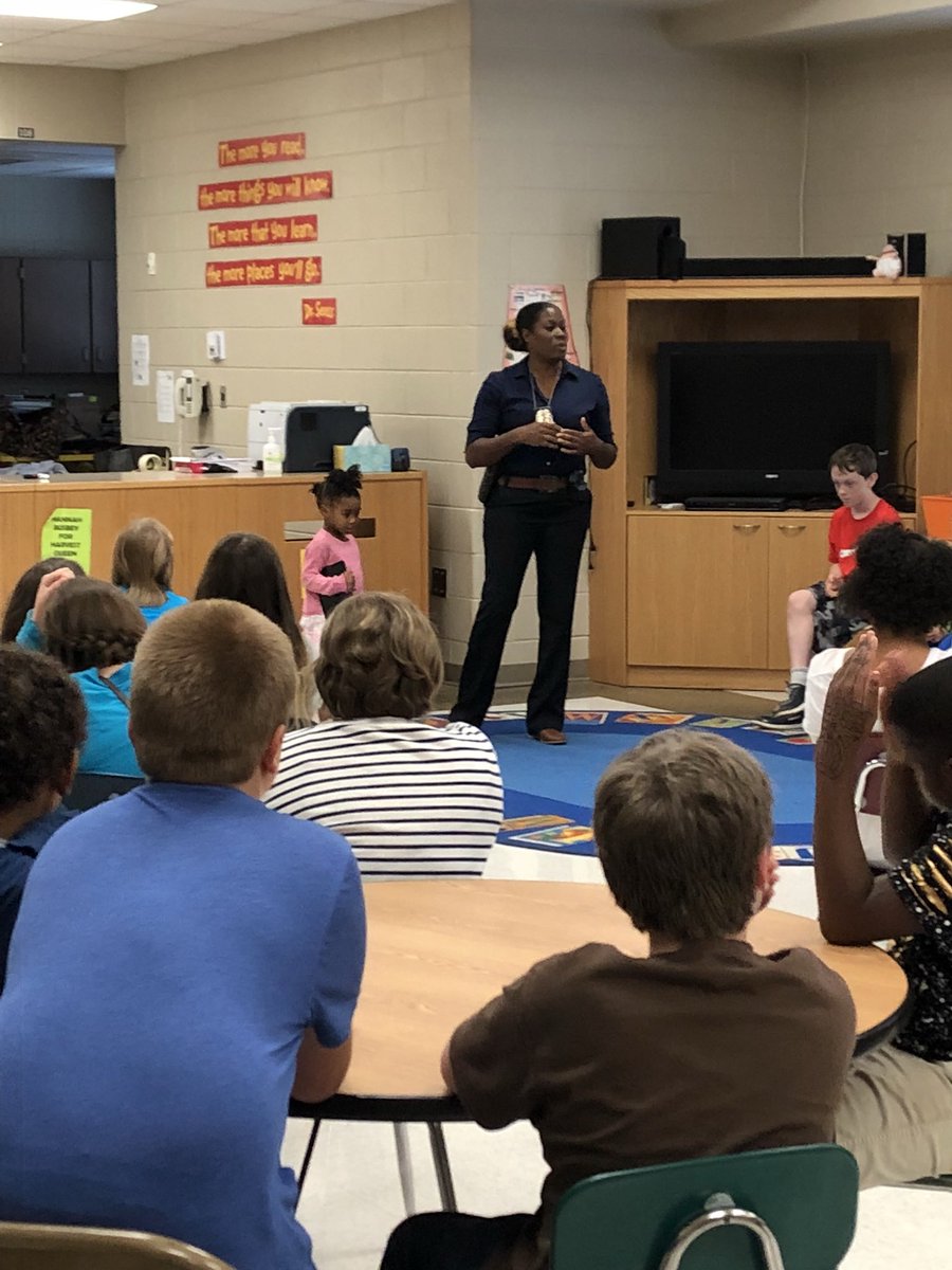 b0rn2laugh's tweet photo. Detective Rosslyn Horton Jowers talks with Speake students about the importance of studies, hard work, and goal setting. @LCBOE https://t.co/zf1I3eQ2Wy
