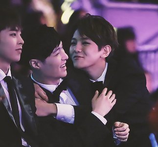 ShinersBR's tweet photo. [🐑💛] Já é aniversário do Lay na Coreia! Nós desejamos todo o amor e felicidade para o nosso membro carinhoso e talentoso ♡ #HappyLayDay https://t.co/g5H5WNx34z