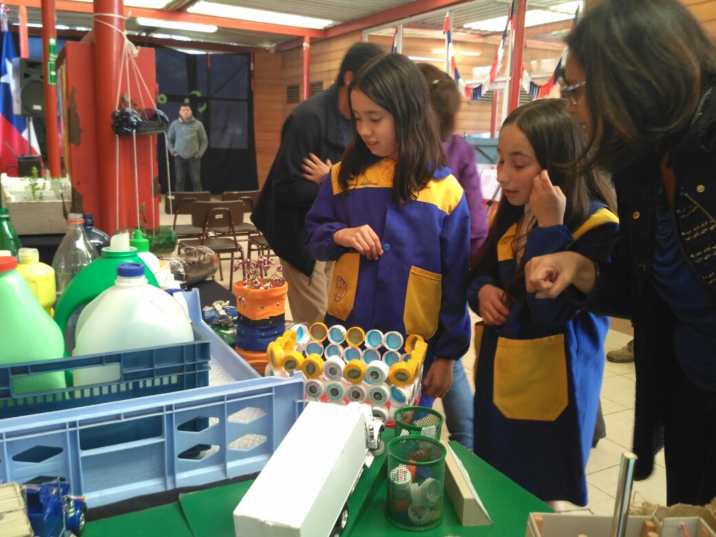 MOPBiobio's tweet photo. En la escuela de #Cosmito la Dir. #ObrasHidráulicas inaugura punto verde de reciclaje como parte del proy. que ejecuta en río Andalien https://t.co/zw7uRppqYn