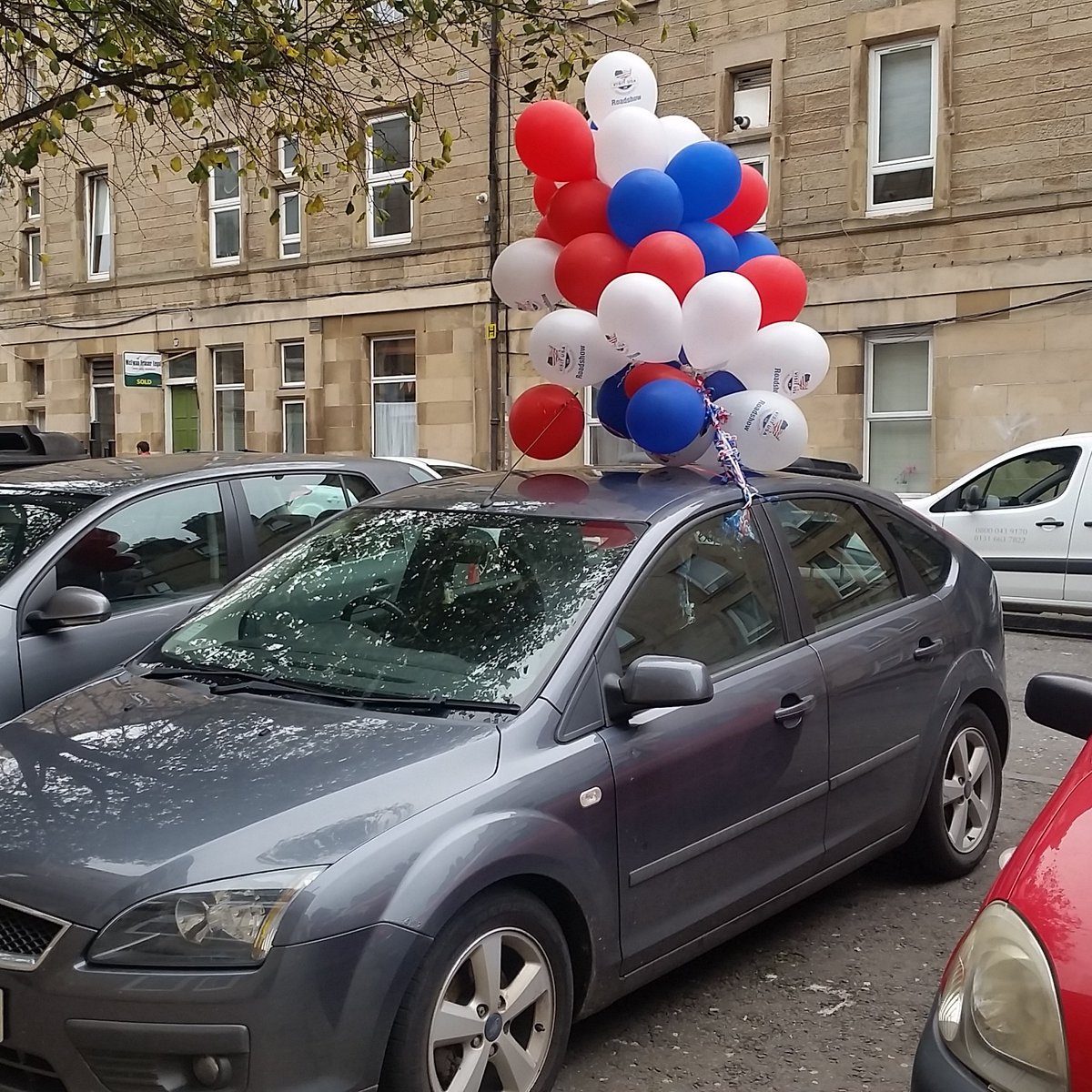 a_kiskyte's tweet photo. Got to love #Edinburgh! Always festive 😊 https://t.co/kA9wwKRctu