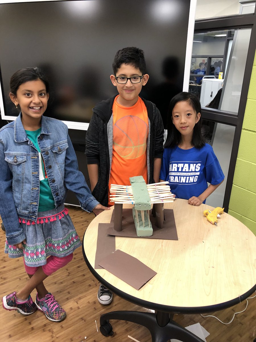 jcdsps's tweet photo. #dunhamSTEM 5th g. Ss using #designingthinking to create strong bridges. #DayofDesign https://t.co/Jpo2ZzNKUT