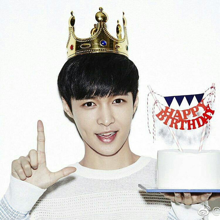Elena_EXOL_9's tweet photo. С днём рождения, наш любимый барашек 🐑🎂🎊🎉💐💗 #HAPPYLAYDAY #EXO #HappyYixingDay 
#张艺兴 #레이 #XingForl
#XingXingTurns26 
#兴兴26啦 @weareoneEXO https://t.co/5mcG42DFco