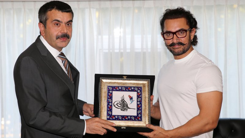 tcmeb's tweet photo. Müsteşar Tekin, filmlerinde eğitim konularını da işleyen Bollywood yıldızı Khan´ı kabul etti
https://t.co/lpSlrlyCGM https://t.co/TubXSKc7ne