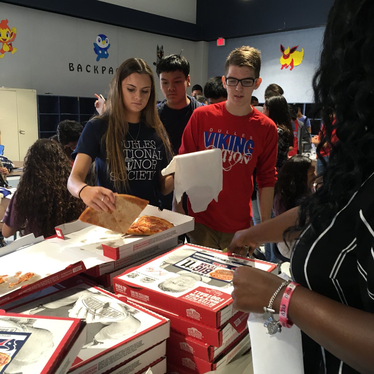 kelsey_dahlberg's tweet photo. Thank you @JA_SET and @PapaJohns for feeding our hard working @DHS_Vikings #DullesJADay https://t.co/F6zjuDGojs