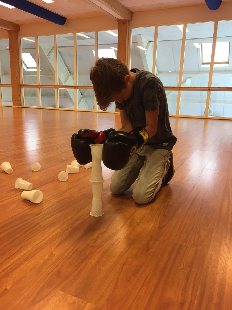 EsFuite's tweet photo. Leren omgaan met frustratie door 'n toren te maken met bokshandschoenen aan bij psychomotorische therapie! #weekvandevaktherapie #mooistevak https://t.co/Cbot2Hk8mE