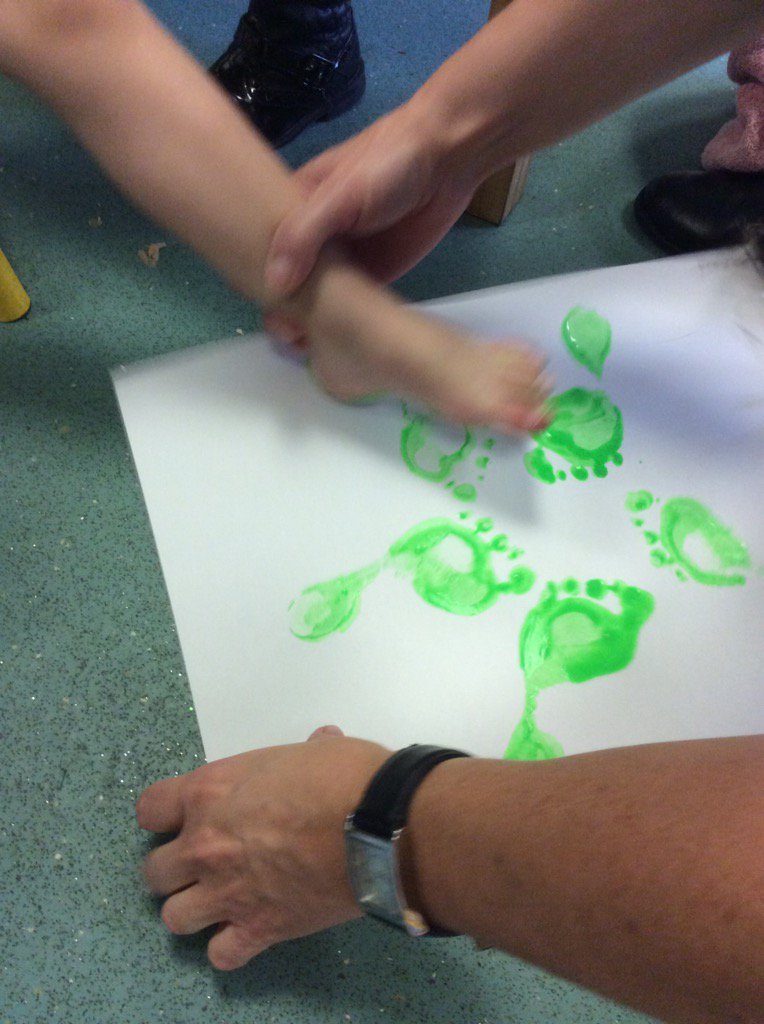 LisaBellamy13's tweet photo. "It tickle" the children found it very funny having their feet painted to make starfish.@IsherwoodMrs @MrsHughesx https://t.co/grS0SxNLYu