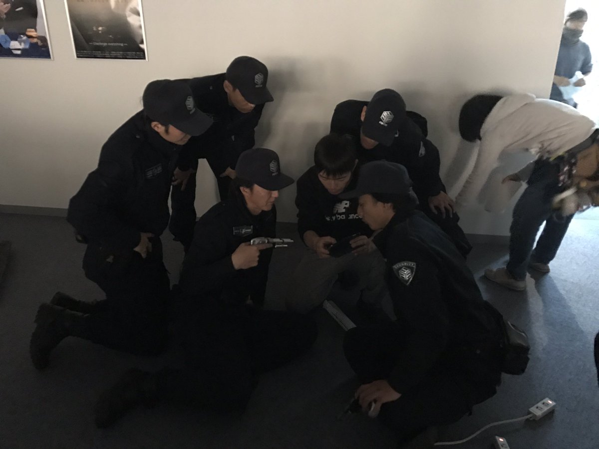 A Tribe Ar Twitter 映画 亜人 公開中 今日はあのシーンのオフショット モニターの動画を確認するアクションコーディネーターの福嶌さんと スタントマン達 そして朝から夜まで照らし続けてくれている照明部さん この日 外は雨で暗くなるのが早かったー