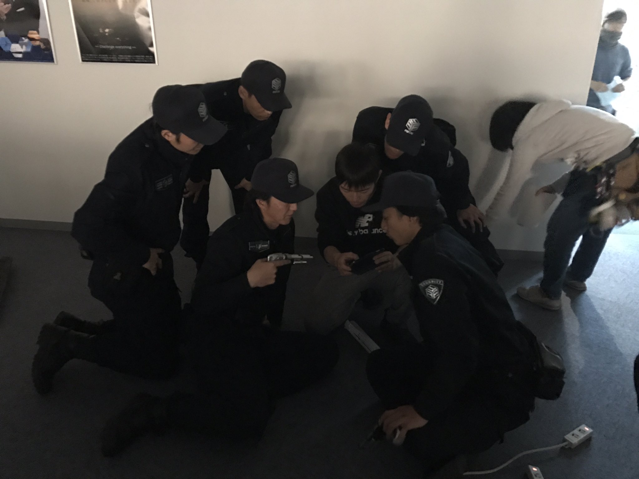 A Tribe Ar Twitter 映画 亜人 公開中 今日はあのシーンのオフショット モニターの動画を確認するアクションコーディネーターの福嶌さんと スタントマン達 そして朝から夜まで照らし続けてくれている照明部さん この日 外は雨で暗くなるのが早かったー A Tribe Ar Twitter 映画 亜人 公開中 今日はあのシーンのオフショット モニターの動画を確認するアクションコーディネーターの福嶌さんと スタントマン達 そして朝から夜まで照らし続けてくれている照明部さん この日 外は雨で暗くなるのが早かったー