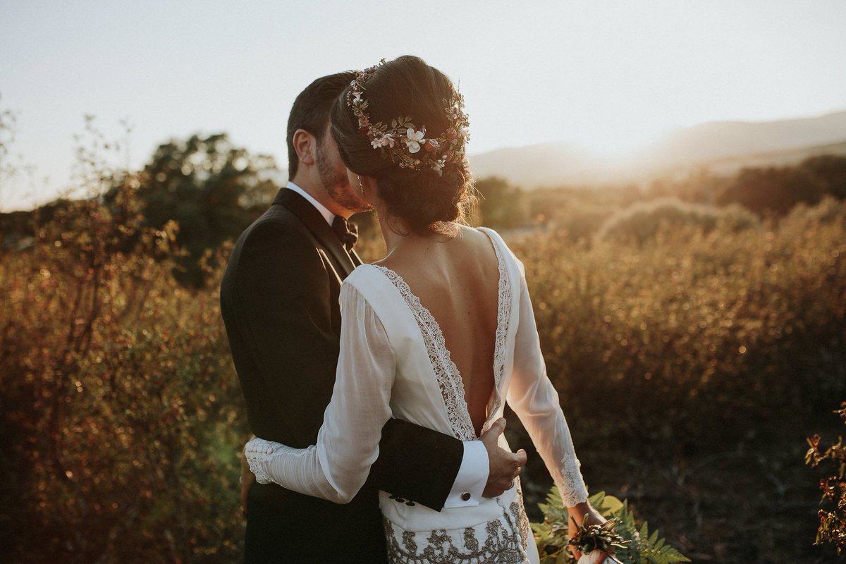 Golden Hour 💚
#fotógrafosdeboda #weddingphotography #boda  #folkwedding #ig_weddings #bodaenmadrid #love #fincalaalbada #boda2017 #bodas2017