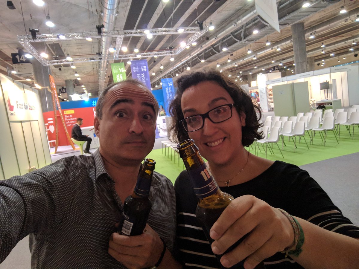 davidsanchez71's tweet photo. Aquí @idoiacantolla y un servidor en #liber2017 #fridayinlove @storytel @24symbols_es https://t.co/fEgwxhDmXc
