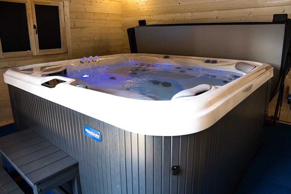 Temperatures are dropping outside but our Hot Tubs will keep you warm this Autumn! Don't miss out on the End of Season Sale!
