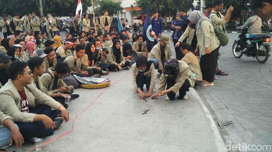 detikcom's tweet photo. Ada Lomba Tangkap Belut dalam Aksi Tuntut Setnov Mundur https://t.co/DrGaYywC7e https://t.co/cETHoUjoDz
