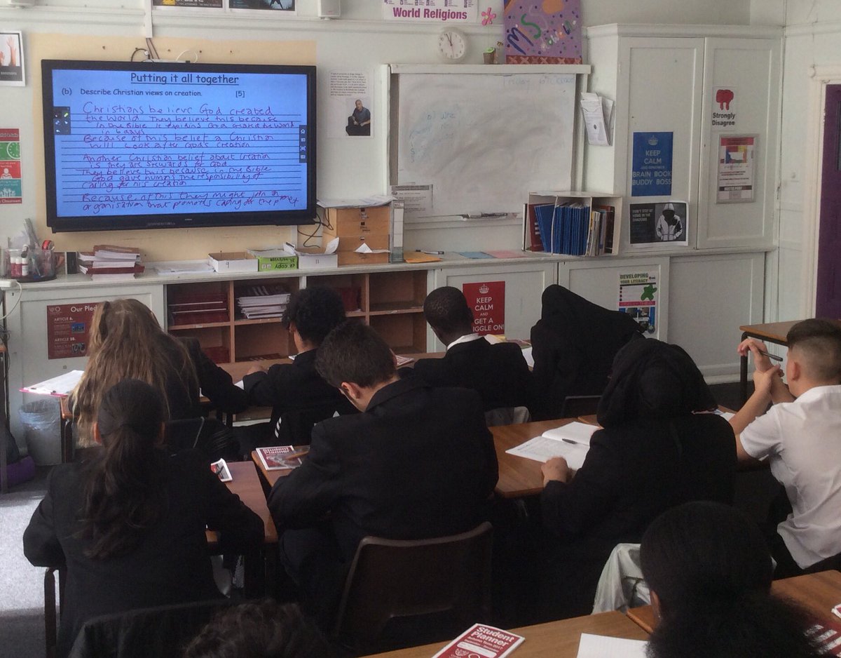 Year 10 jointly constructing exam answers.