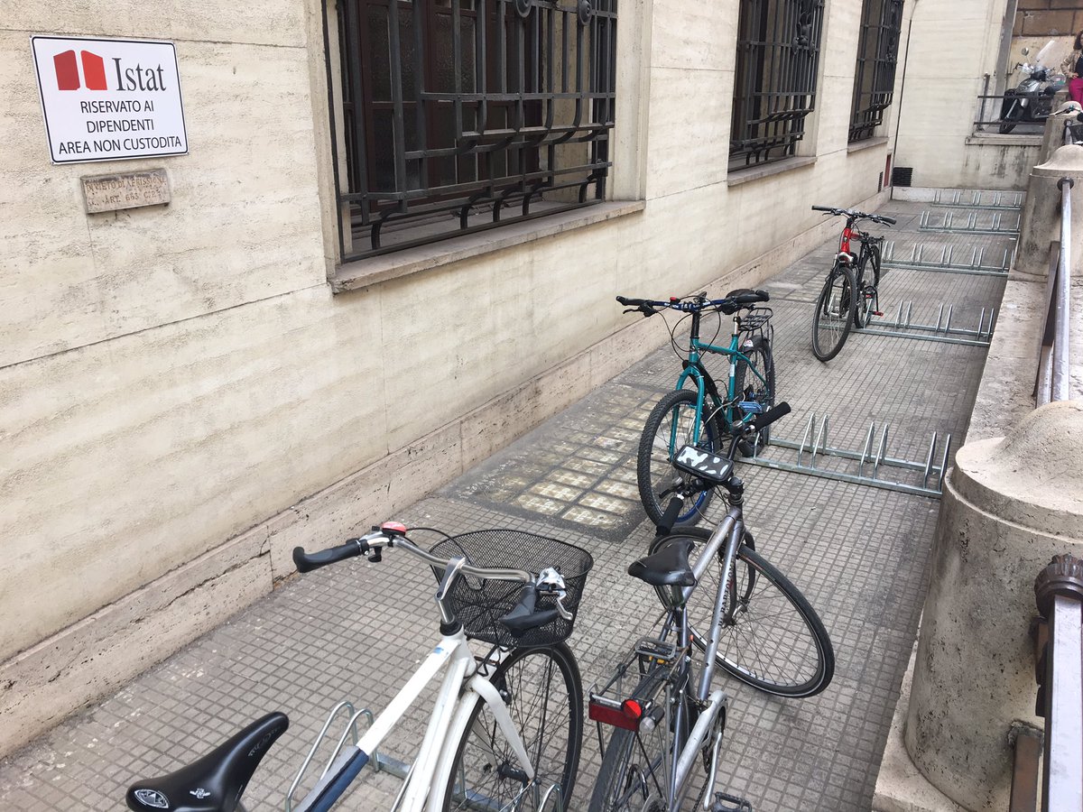 paologandolfi's tweet photo. Incredibile! @istat_it #roma hanno messo rastrelliere bici per i dipendenti. Eversivi: rischio default per lo stato? @MEF_GOV https://t.co/1shLsdL6tL
