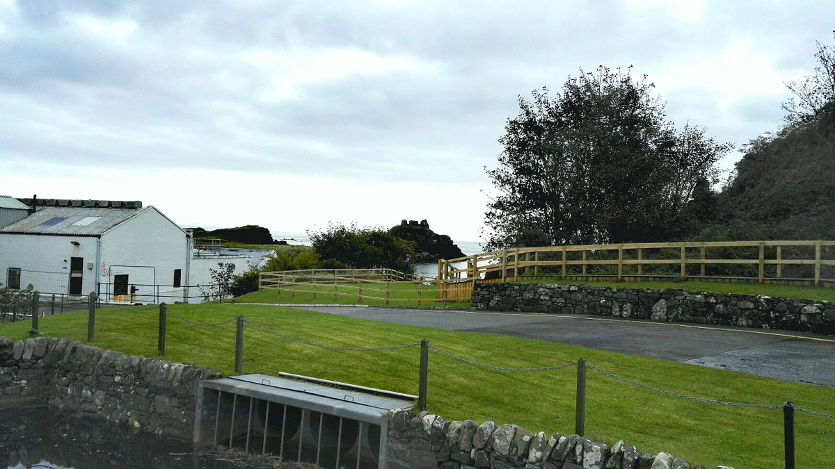 katterpatter's tweet photo. In this country heritage is everywhere! Check out Dunyvaig castle peeking out from behind @Lagavulin distillery. #IslayIn24 #HeritageDay17 https://t.co/8Y394x6VQw