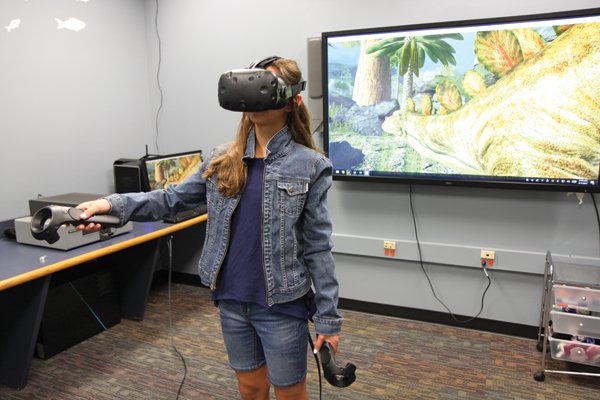 sljournal's tweet photo. A student encounters a Stegosaurus using the HTC Vive and the program Lifeliqe VR Museum. https://t.co/ToSbXVyvmX https://t.co/L8y13rce5C