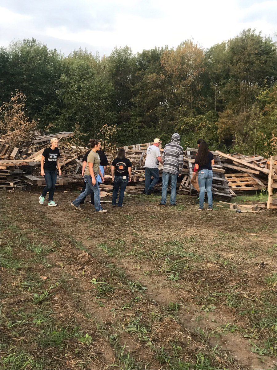 SWESTSCHOOLS's tweet image. Beginning of the Bonfire build...
#itrained