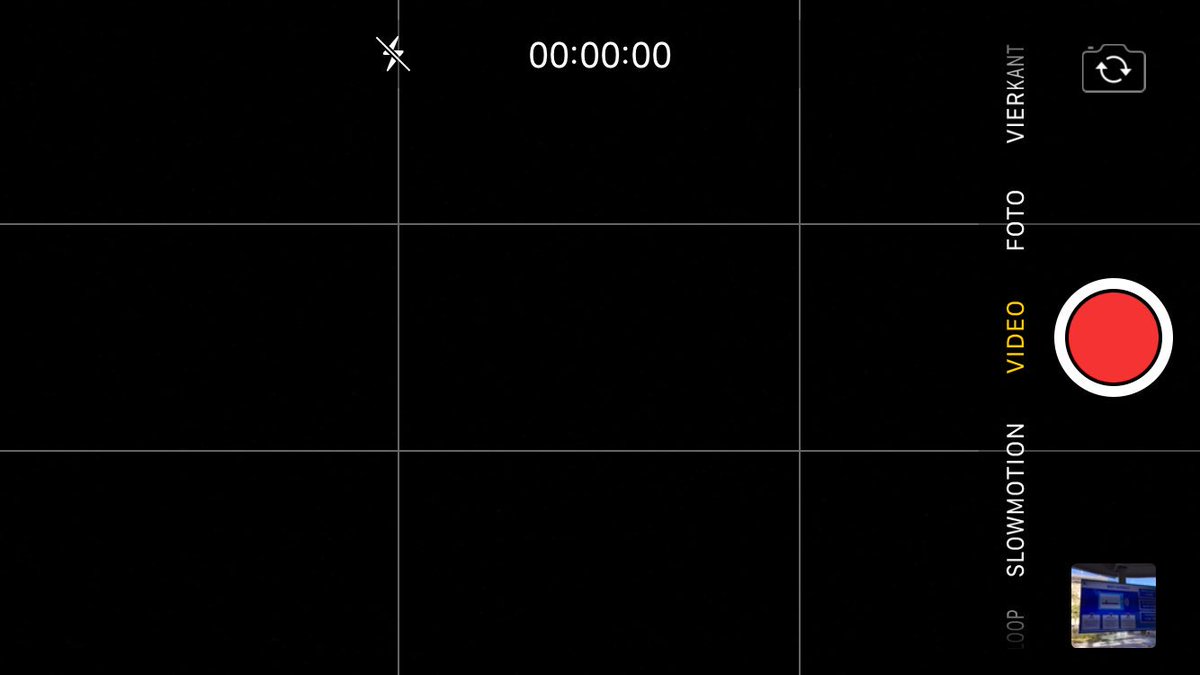 Toutia's tweet photo. Eindelijk, ik voorspel het al een tijd in onze video workshops; raster in video modus van de camera app in #iOS11 https://t.co/LVKxHyvZDl