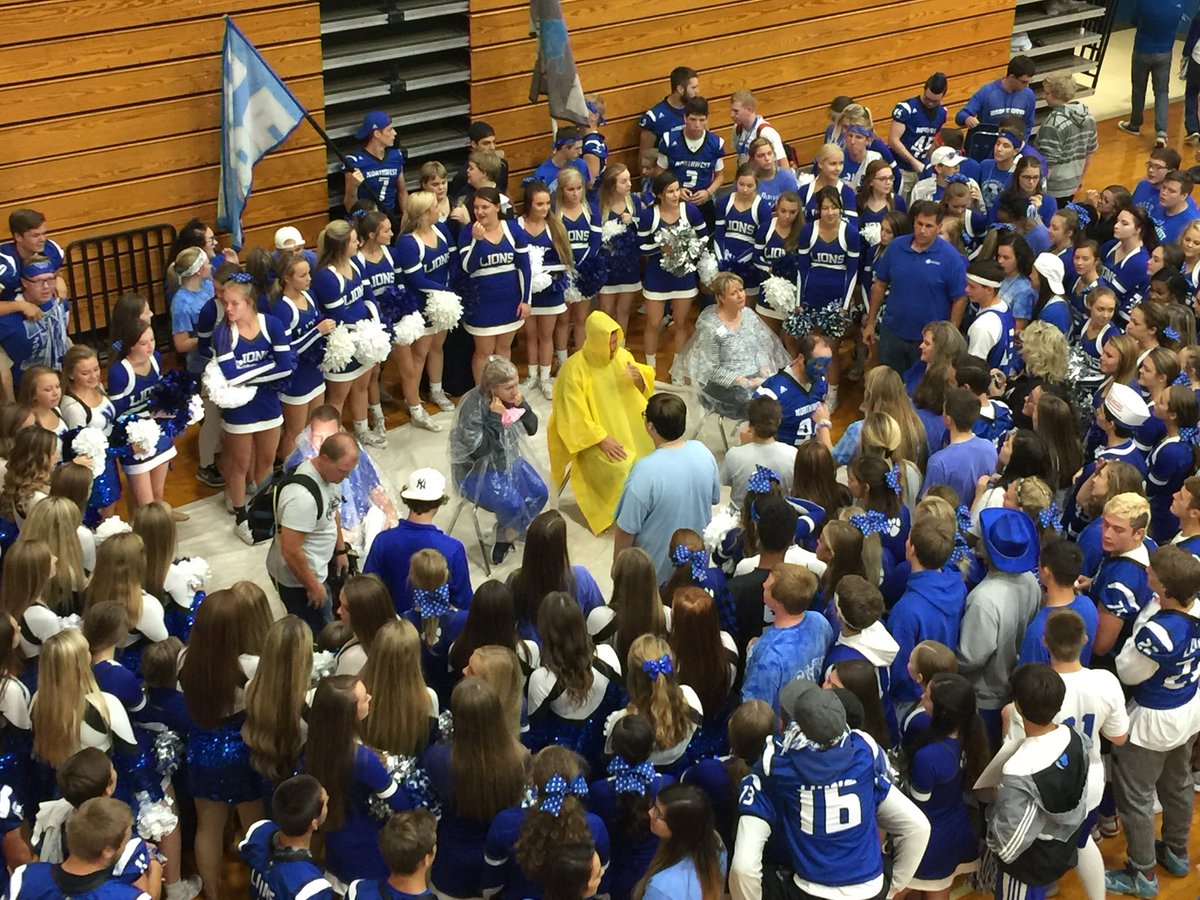 MsMaryThomasson's tweet photo. Collect can good, principals get a pie in the face..... Oh yea! #fox2prepzone @chrisregniertv #lionnationrules https://t.co/A1KdQ6ZwxJ