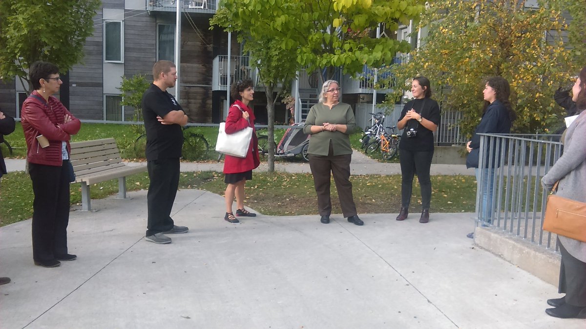 esmtl's tweet photo. Nous allons visiter un logement d'Un toit pour tous! @Batirsquartier #PauseC https://t.co/Vr5OCgtg7A
