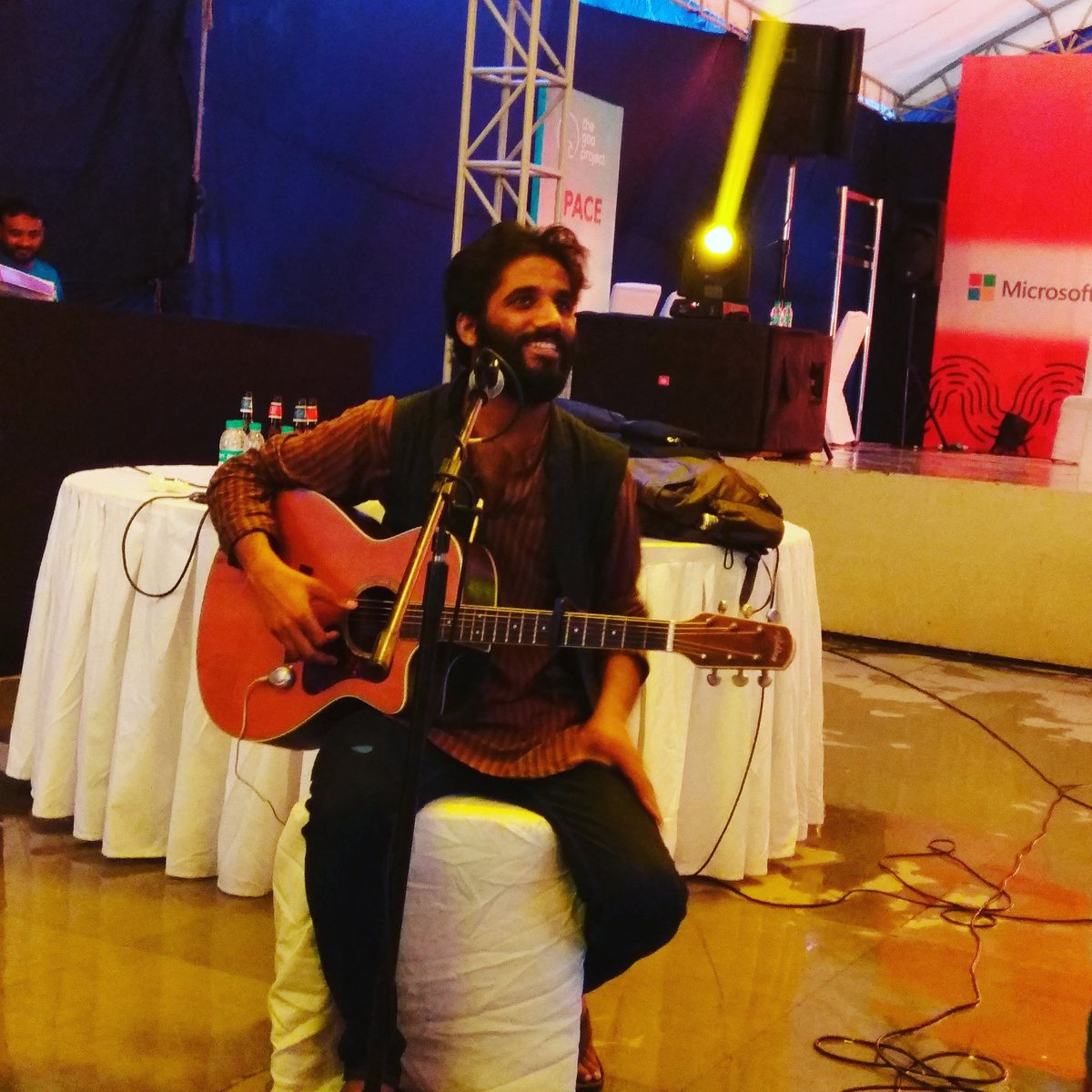 Shrabonti's tweet photo. Mesmerising Urdu poetry and original songs by @Kavishmusic at #TGP17. Jee lagane wala music. https://t.co/fNphG1uZAL