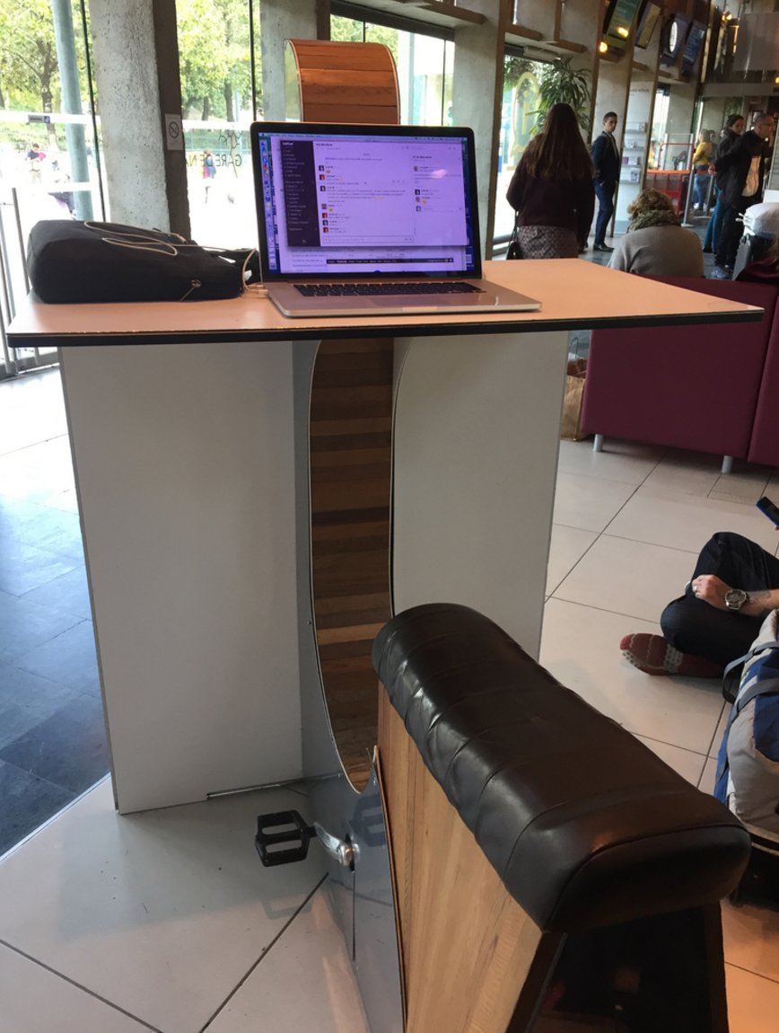 Lucie_Masset's tweet image. Mon bureau quand je clos les inscriptions pour la #JobTechParty ! 💪 #TGIF
Les #Développeurs, il reste 1 place &amp;gt;&amp;gt;&amp;gt; jobprod.com/jobtech-party