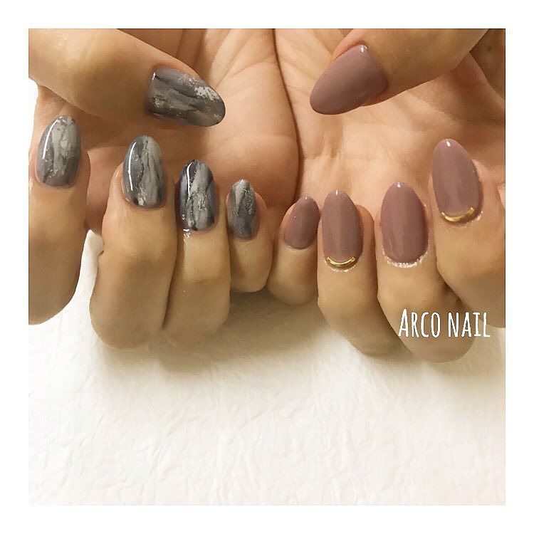Arco Nail ブルー系でまとめた天然石風ペイント 左右アシメでちぐはぐに ニュアンスネイル 秋ネイル 天然石ネイル 天然石ネイル 左右非対称ネイル アシメネイル ホイルネイル ネイル福岡 福岡ネイル T Co 40v7vxcpae