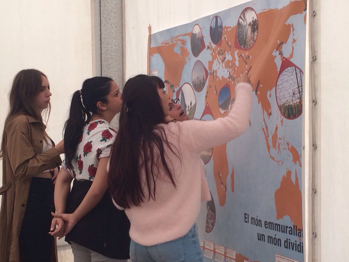 GrupEirene's tweet photo. Taller a #SantaColoma Murs Externs, Murs Interns en les Jornades #ObrintFronteres de @ciutatsddhh #InstitutLaBastida https://t.co/Zccfy4oAlj