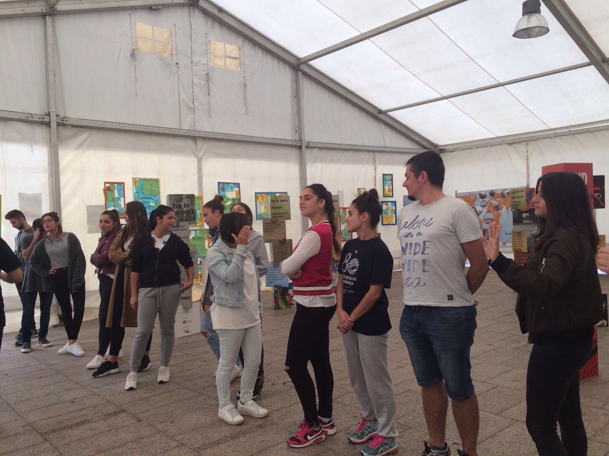 GrupEirene's tweet photo. Taller a #SantaColoma Murs Externs, Murs Interns en les Jornades #ObrintFronteres de @ciutatsddhh #InstitutLaBastida https://t.co/Zccfy4oAlj