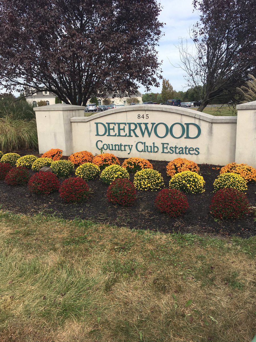 bpturfgrass's tweet photo. Getting the fall colors in, now we just need some rain it's been a month since the last rain drop here at #deerwoodcc #mums #fastnfirm https://t.co/ZVp0vfaoMP
