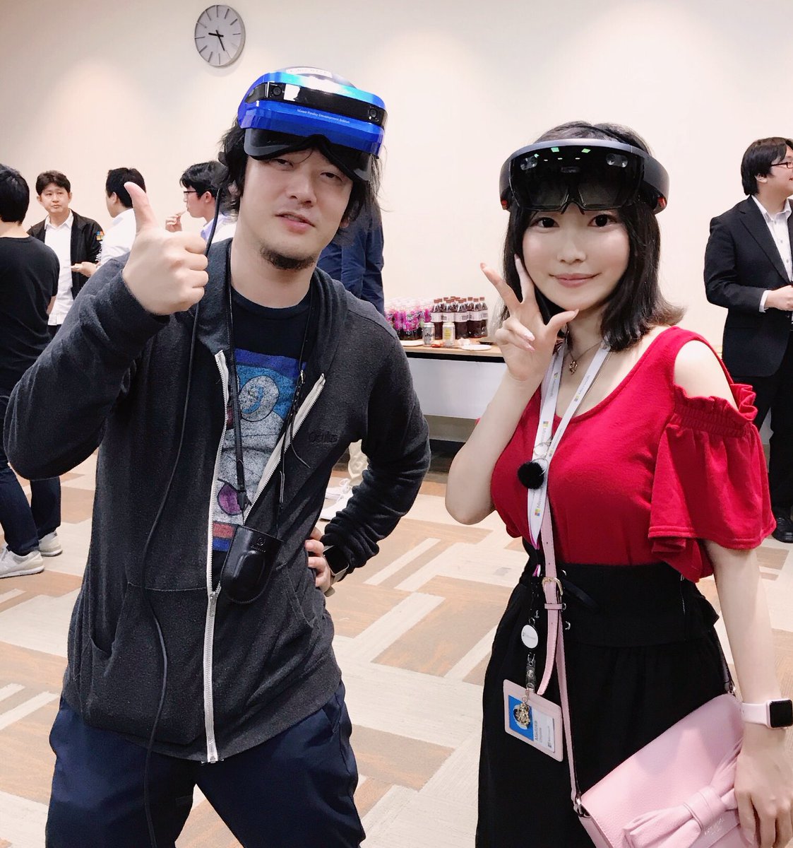 ちょまど マイクロソフト On Twitter 今回の Winmr イベント登壇者の ゴローマンさんと ゚ ゚ っ Z カシャ ゴロマンさんはエイサーさんの Windows Mixed Reality 対応ヘッドセットを装備してて 私は Microsoft Hololens を装備 Https T Co J9cjsuljuy