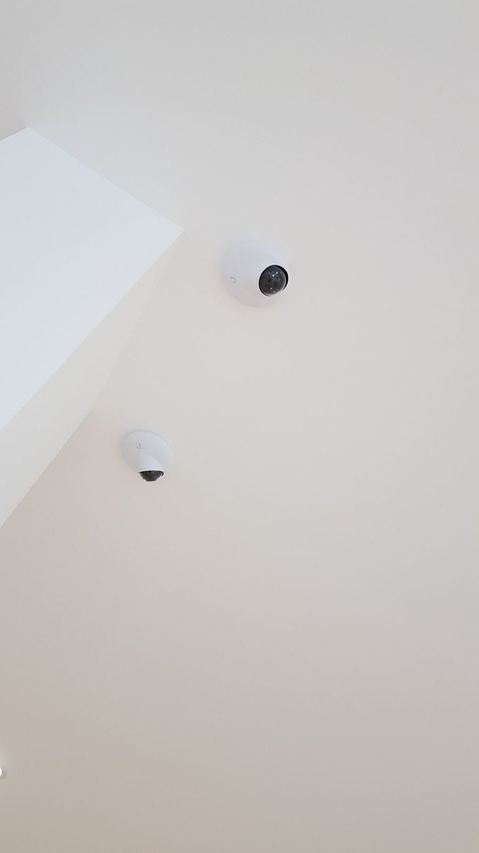 nventawires's tweet photo. Installazione di access point #ubiquiti #unifi AC LITE e camere UVC-G3 per un nuovo punto vendita elettronica. https://t.co/FitH6622R2