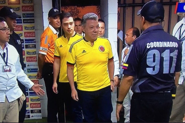 SantiagoDeCali_'s tweet photo. #LoMasViral La perspectiva del Partido iba bien hasta que en medio del Partido llegó Santos y... #AltaPureza #Bultodesal https://t.co/pXOIa0JRBK